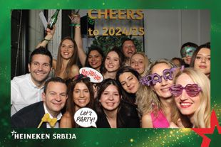 Gosti novogodišnje proslave kompanije Heineken Srbija u photo booth-u
