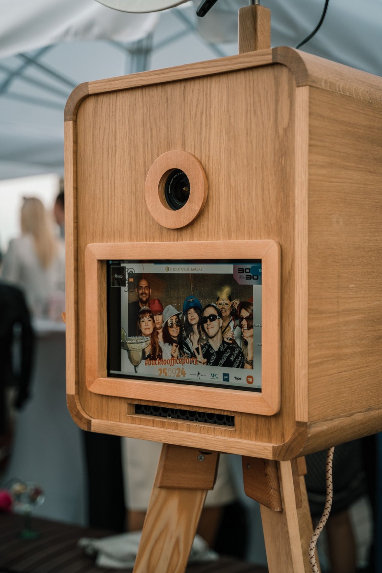 Photo booth na korporativnoj žurci, ekran osetljiv na dodir izbliza